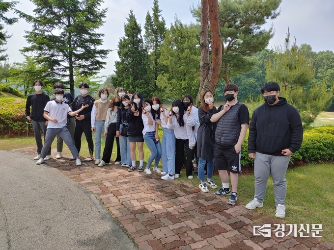 포천일고 학생들이 골프장을 배경으로 사진을 찍고 있다. (사진=포천교육지원청 제공)