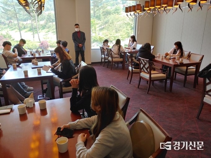 포천힐스CC의 직원이 포천일고 학생들에게 골프장에서 가질 수 있는 직업들에 관해 설명하고 있다. (사진=포천교육지원청 제공)