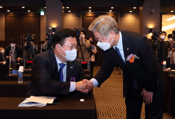 20일 오전 서울 여의도 중소기업중앙회 BIZ홀에서 열린 ‘대한민국 성장과 공정을 위한 국회 포럼’(성공포럼) 창립식에서 이재명 경기도지사와 송영길 더불어민주당 당대표가 악수를 하고 있다. (사진 = 경기도 제공)