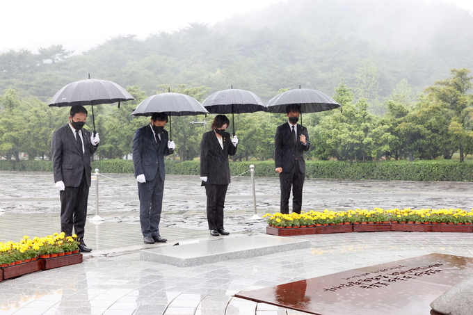 경기도의회 장현국 의장(더민주·수원7), 문경희(더민주·남양주2)·진용복(더민주·용인3) 부의장 등 의장단이 20일 경남 김해시 봉하마을에 있는 故 노무현 전 대통령의 묘역에서 참배를 하고 있다. (사진=경기도의회 제공)