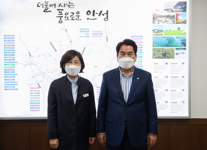 경강선 연장을 '제4차 국가철도망 구축계획'에 최종 반영하기 위해 김보라 안성시장을 만난 백군기 용인시장 (사진=용인시 제공)
