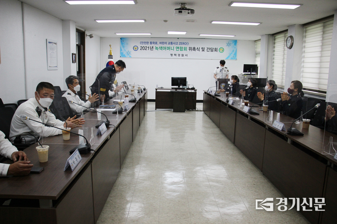 평택경찰서가 20일 경찰서 2층 소회의실에서 송병선 서장을 비롯한 경찰 관계자와 송현아 신임 녹색어머니 연합회장 등 임원진 6명이 참석한 가운데 위촉식을 가졌다. (사진=평택경찰서 제공)