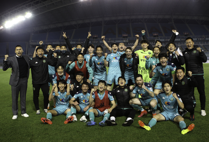 안산그리너스FC가 서울이랜드와의 맞대결을 앞두고 승리를 다짐했다. 사진은 지난 10일 FC안양과의 맞대결에서 승리한 후 기뻐하는 선수단 모습 (사진=안산그리너스FC 제공)