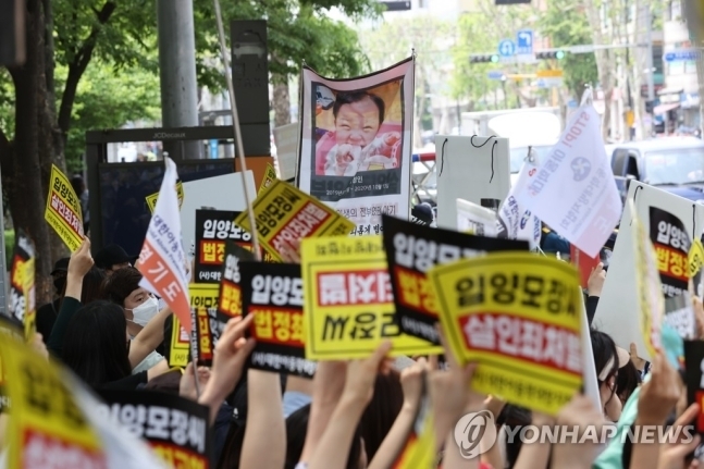양모 탑승 호송차 향해 항의하는 시민들. (사진=연합뉴스)