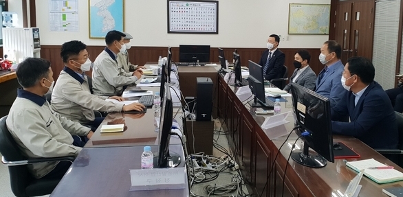 남양주시 기업지원과 관계자들이 지난 21일 중소기업 옴부즈만(박주봉)과 함께 산업용 밸브 및 관이음 조인트 등을 제조·생산하는 수동면 소재의 ㈜원일산업을 방문했다.(사진=남양주시 제공)