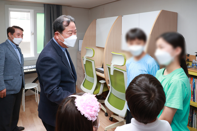 조광한 남양주시장은 지난 21일 우상현 남양주시복지재단 이사장과 함께 금곡동 취약가정에 방문해 온라인 학습 환경에서 필요한 지원 정책을 살펴보았다.(사진=남양주시 제공)