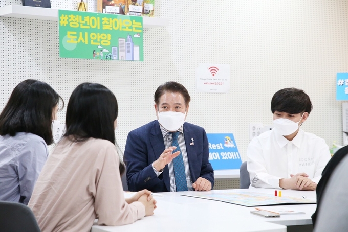 최대호 안양시장이 '5월 청년 소통Day'에 참석, 청년들과 격의 없는 대화를 히고 있다.(사진= 안양시 제공)