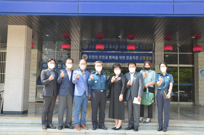 군포경찰서는 찾아가는 '모범청소년 포상 및 장학금 수여식'을 개최 했다.(사진= 군포경찰서 제공)