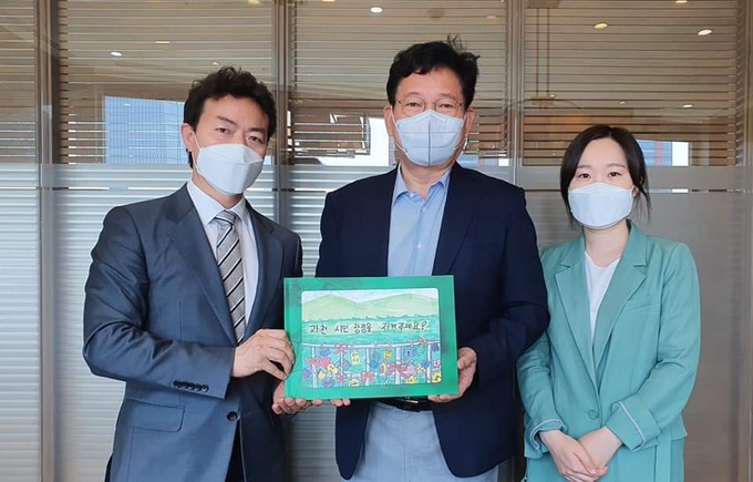김종천 과천시장(사진 왼쪽)이 이소영 의원(오른쪽)과 함께 더불어민주당 송영길 대표(가운데)을 만나 포즈를 취하고 있다. (사진=과천시 제공)