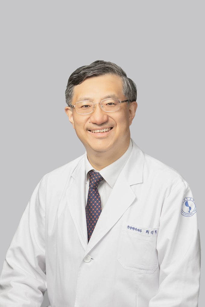 최진혁 아주대병원 종양혈액내과 교수가 대한종양내과학회 제16대 회장으로 취임했다. (사진=아주대병원 제공)