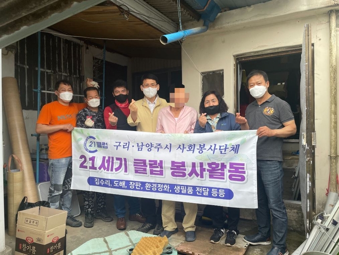 구리시 교문1동은 지난 21일 독거어르신 주거환경개선 봉사활동을 진행하고 있다. (사진=구리시 제공)