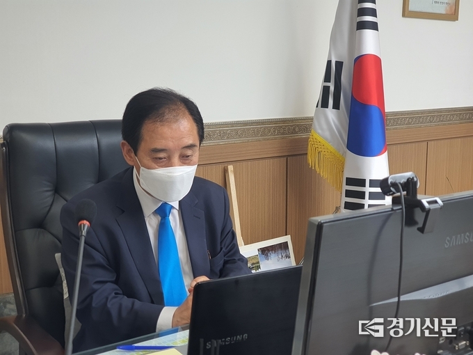박윤국 포천시장이 집무실에서 화상으로 ‘남북평화협력 지방정부협의회’ 토크쇼에 참여하고 있다. (사진=포천시 제공)
