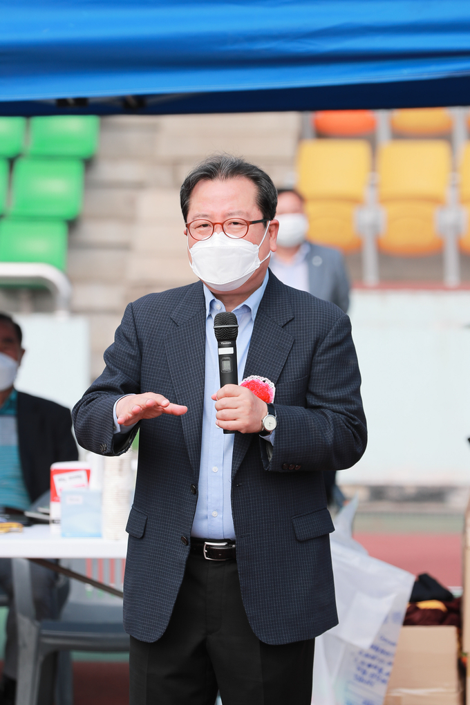 조광한 남양주시장이 " 생활 속 거리두기 수칙을 잘 지키면서 경기해 주시길 바란다”고 당부하고 있다.