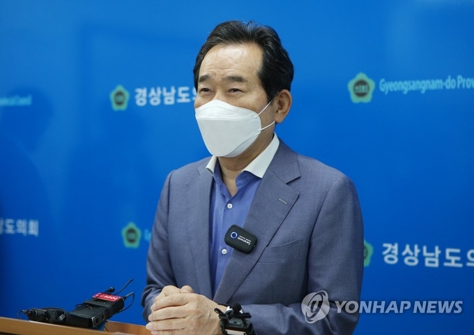 더불어민주당 대권주자인 정세균 전 국무총리가 24일 오전 경남도의회를 방문해 기자간담회를 하고 있다(사진=연합뉴스 제공)