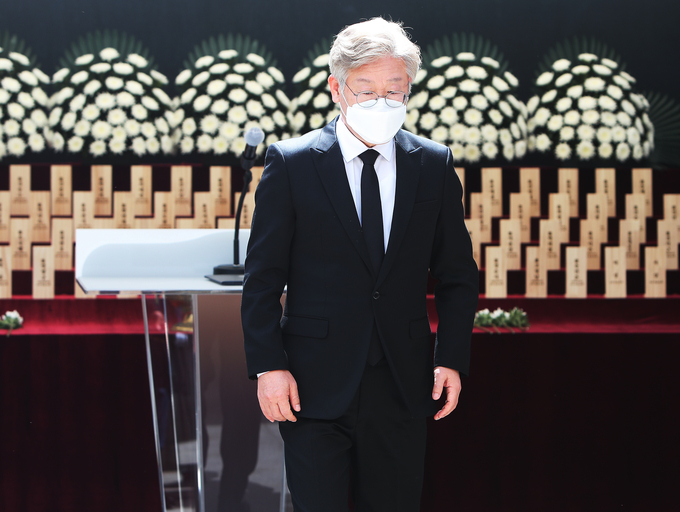 24일 오후 화성시 추모공원에서 이재명 경기도지사, 서철모 화성시장을 비롯해 박경조 ㈔돌보미연대 사무총장, 일중스님(대한불교 조계종 제2교구 용주사 사회국장), 유주성 신부(천주교 수원교구 사무처차장), 임다윗 목사(경기도기독교총연합회 제1수석상임회장) 등이 참석한 가운데 무연고 사망자에 대한 합동 추모제가 개최됐다. (사진= 경기사진공동취재단)