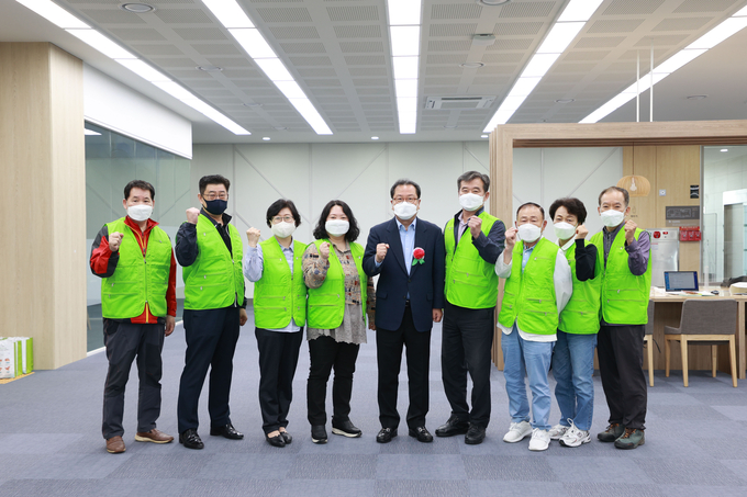남양주시는 24일 정약용도서관에서 지난해부터 민·관 합동으로 추진해 온 동양하루살이 퇴치 계획을 와부읍 동양하루살이 방제대책위원회와 함께 점검했다.(사진=남양주시 제공)