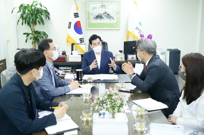 이석훈 경기도주식회사 대표이사가 24일 의왕시장실에서 김상돈 의왕시장과 공공배달앱 ‘배달특급’ 활성화 방안 등에 대해 논의하고 있다. (사진= 경기도 제공)