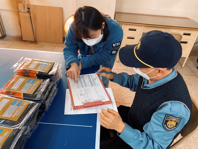 구리시 정신건강복지센터에서 노인층 마음건강 검사를 실시하고 있다. (사진=구리시 제공)
