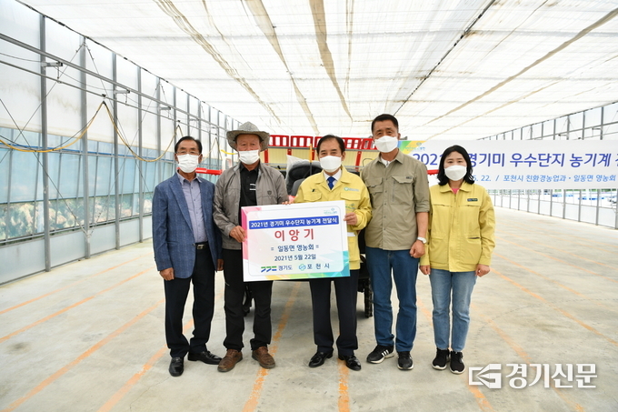 일동면 영농회에 포천시에서 이앙기를 전달했다. (사진=포천시 제공)
