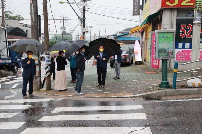 조광한 남양주시장이 25일 진접읍 광릉초등학교 통학로 안전을 점검하고 있다. (사진=남양주시 제공)