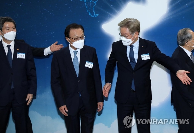 대권주자인 이재명 경기지사(오른쪽)가 지난 21일 경기 고양시 킨텍스에서 열린 '2021 DMZ 포럼'에서 이해찬 전 더불어민주당 대표(가운데)를 안내하고 있다. (사진=연합뉴스 제공)