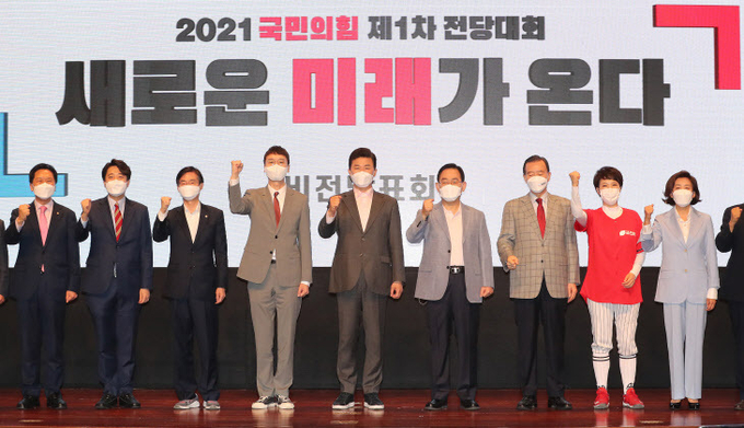 국민의힘 당대표 선거에 출마한 나경원(오른쪽부터), 김은혜, 홍문표, 주호영, 윤영석, 김웅, 조경태, 이준석 후보와 김기현 당 대표 권한대행이 25일 서울 마포구 누리꿈스퀘에서 열린 ‘제1차 전당대회 비전발표회-당 대표 및 청년최고위원 후보자’에서 함께 기념촬영을 하고 있다. (사진= 연합뉴스) 