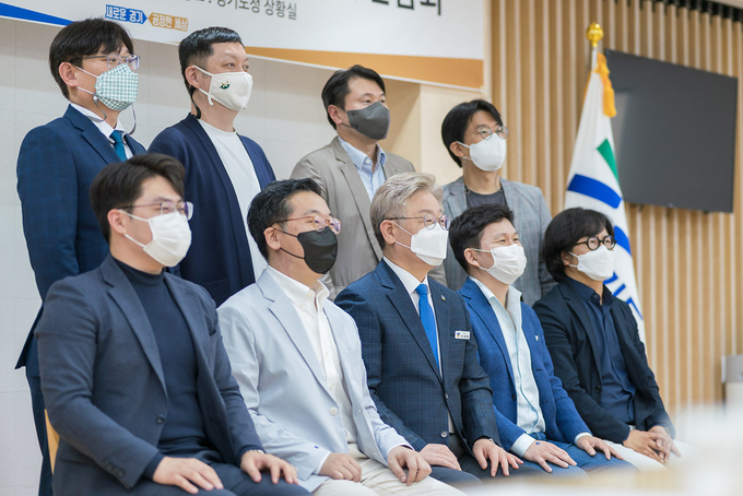 25일 오후 경기도청 신관 2층 상황실에서 이재명 경기도지사 주재로 디지털 전환 시대 관련 분야 민간 전문가로 구성된 경기도 디지털네이티브 정책개발위원회 위원들과 디지털 전환 시대 세대형 맞춤 선도적인 행정서비스 혁신을 위한 간담회를 마치고 기념촬영을 하고 있다. (사진= 경기도 제공)