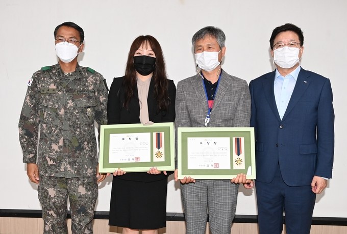 염태영 시장(오른쪽), 손대관 육군51보병사단장(왼쪽)이 표창을 받은 이들과 함께하고 있다. (사진=수원시 제공)