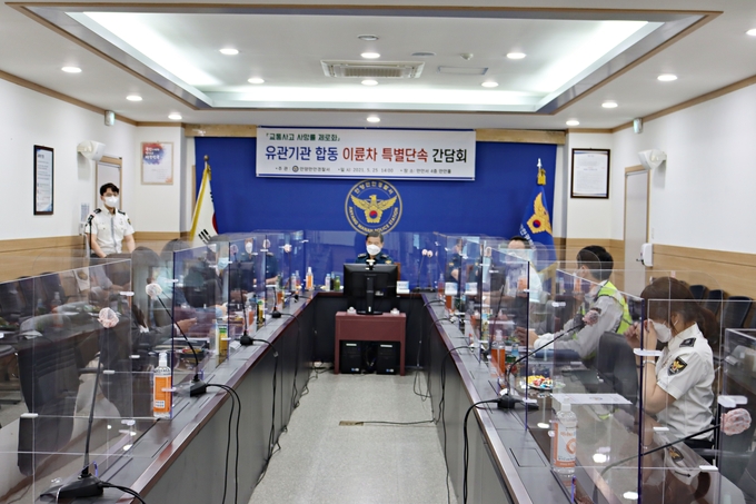 안양 만안경찰서가 유관기관과 공동으로 이륜차 특별단속 간담회를 갖고 있다. (사진=안양만안경찰서 제공)