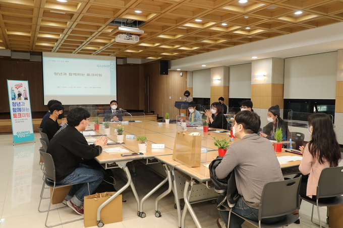 군포 청년들의 고민을 주제로 한대희 시장과 청년들간의 소통 마당인 ‘청년과 시장이 함께 하는 토크 미팅’을 개최했다.