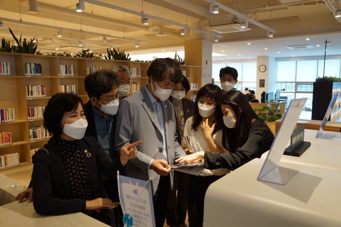 화성시의회 교육복지위원회 의원들이 왕배푸른숲 도서관을 방문해 시설과 각종 프로그램 운영에 대해 도서관 관계자들에게 설명을 듣고 있다. (사진=화성시의회 제공)