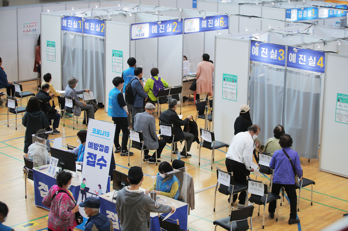 줄 잇는 백신 접종 행렬 (사진=연합뉴스)