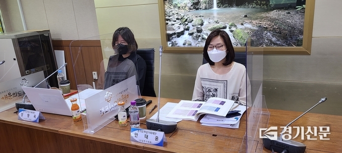 경기도여성가족재단 안태윤 선임연구원(오른쪽)과 정형옥 선임연구원. (사진=문석완 기자)