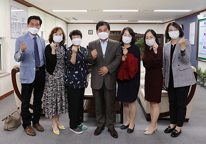 안양시의회 최우규의장이 안양시 어린이집연합회와 간담회 개최 한 후 화이팅하고 있다.