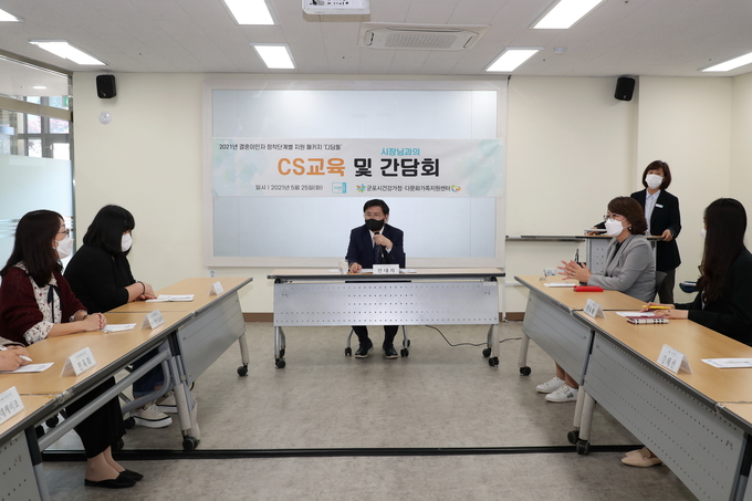 한대희 군포시장이 군포시건강·가정다문화가족지원센터에서 다문화이주여성들과 간담회를 갖고 있다. (사진=군포시 제공)