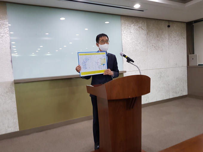 이주현 파주시 평화기반국장이 지하철 3호선 파주연장과 관련해 가짜 도면을 들어보이고 있다. (사진=최연식 기자)