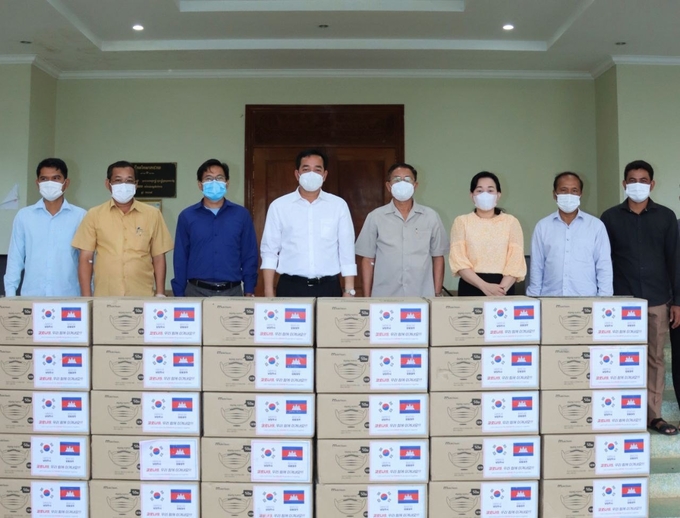 남양주시는 지난 26일 자매도시인 캄보디아 캄퐁참주에 덴탈 마스크 3만장을 전달했다. 캄보디아 캄퐁참주 주지사(왼쪽에서 4번째)와 캄퐁참주 공무원들<br>
