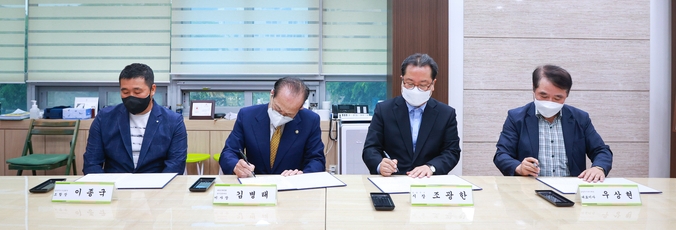 남양주시는 27일 남양주시 수상레저조합(조합장 이종국), 대한민국헌정회 복지장학재단(이사장 김병태), 남양주시복지재단(대표이사 우상현)과 저소득층 여가 활성화 및 장학금 지원을 위한 업무 협약을 체결했다. (사진=남양주시 제공)