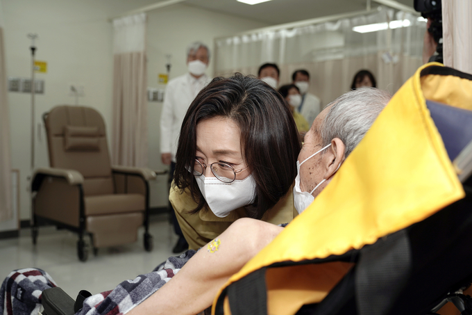 은수미 시장이 접종을 마치고 나온 어르신과 대화를 나누고 있다. (사진=성남시 제공)