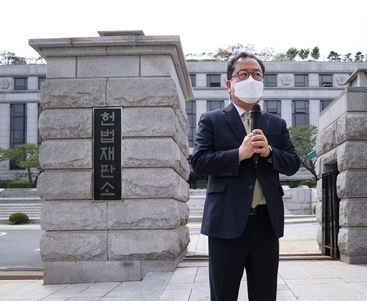 조광한 남양주시장이 지난달 헌법재판소 앞에서 시-경기도 간 권한쟁의 심판 공개변론에 참석하기 전 기자회견을 하고 있다. (사진=연합뉴스 제공)