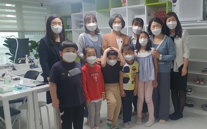 열린민주당 강민정 원내대표 오산시 "함께돌봄센터"를 현장 방문해 아이들과 돌봄 종사자들과 함께 기념촬영을 하고 있다. (사진=오산시 제공)