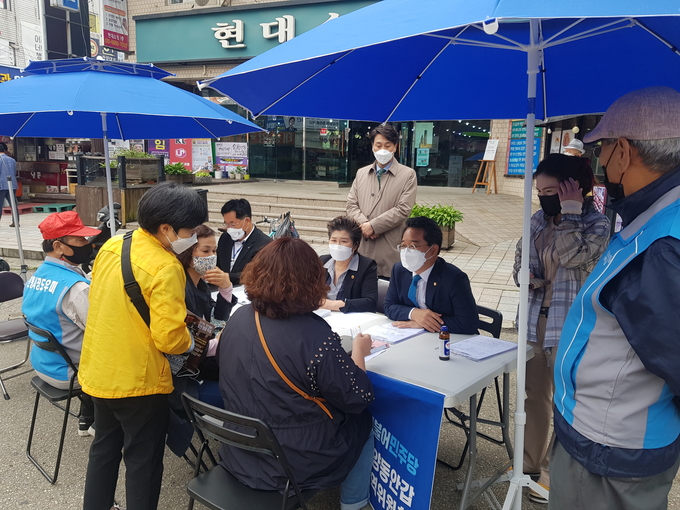 민병덕 국회의원이 27일 '경청 텐트'를 열고 시민들의 목소리를 듣고 있다. (사진=박건 기자)