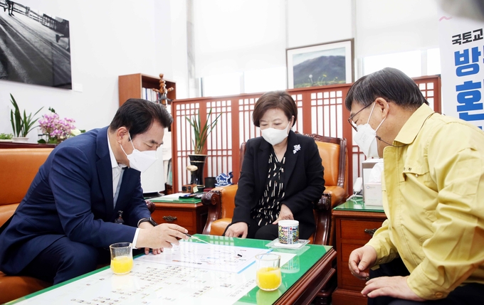 진선미 국토교통위원회 위원장을 만나 제4차 국가철도망 구축계획에 경강선 연장 필요성을 설명하고 있는 백군기 용인시장과 신동헌 광주시장 (사진=용인시 제공)