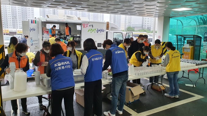 한국철도 수도권광역본부 사회봉사단이 안산시 기업통합봉사단과 장애인을 대상으로 사랑의 도시락 나눔 봉사활동을 갖고있다.