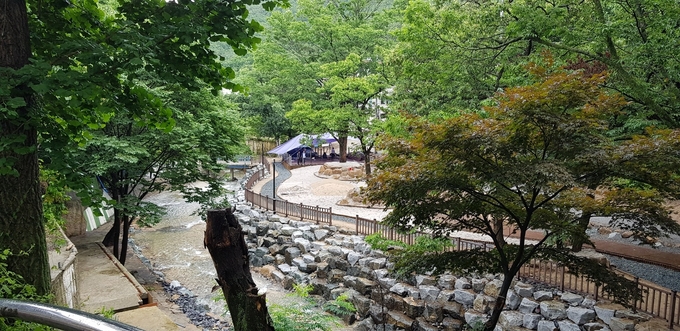바가지 요금과 불법시설물 등으로 시민들이 가까히 하기 어려웠던 청학천이 지금은 시민들의 사랑을 받는 힐링공간으로 변했다.(사진=남양주시 제공)