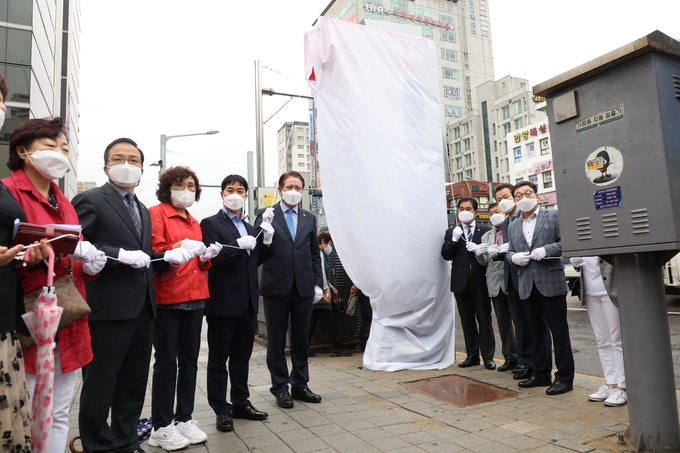 안양시 만안구 안양3동 댕리단길을 상징하는 기둥제막식을 갖고 있다. (사진=안양시 제공)