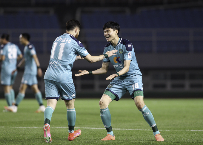 안산그리너스FC가 경남FC와의 원정 경기서 승리한다는 각오를 전했다. 사진은 두아르테와 김륜도의 모습 (사진=안산그리너스FC 제공)