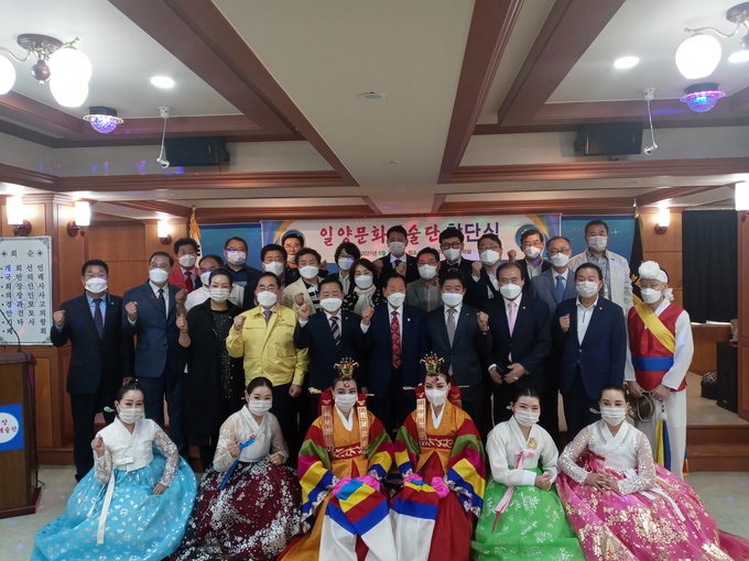 성남시호남향우회원들이 일양문화예술단 창단식을 갖고 힘찬 출발을 자축하고 있다. 사진=김대성 기자