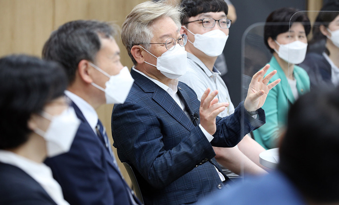 28일 오후 수원시 성균관대학교 제2공학관에서 이재명 경기도지사, 백혜련 국회의원, 신동렬 성균관대학교 총장, 박선규 성대 자연과학캠퍼스 부총장, 이지형 성대 인공지능대학원 원장, 정윤경 인공지능학과 교수, 서호용·정승완·정민수·임지영·김아름 인공지능학과 대학원생 등이 참석한 가운데 도내 인공지능 연구 관련 애로사항 청취 및 소통을 위한 인공지능대학원 간담회가 열리고 있다. (사진= 경기도 제공)