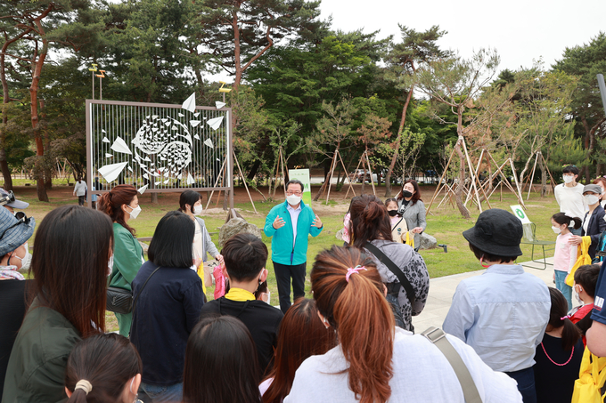 29일 진행된 플로깅에 참여한 조광한 남양주시장이 “시민들의 참여 없이 환경 혁신은 절대 이뤄질 수 없다. 앞으로는 환경을 생각하는 현명한 소비에 대한 실천이 절실해질 것”이라고 강조하고 있다. (사진=남양주시 제공)